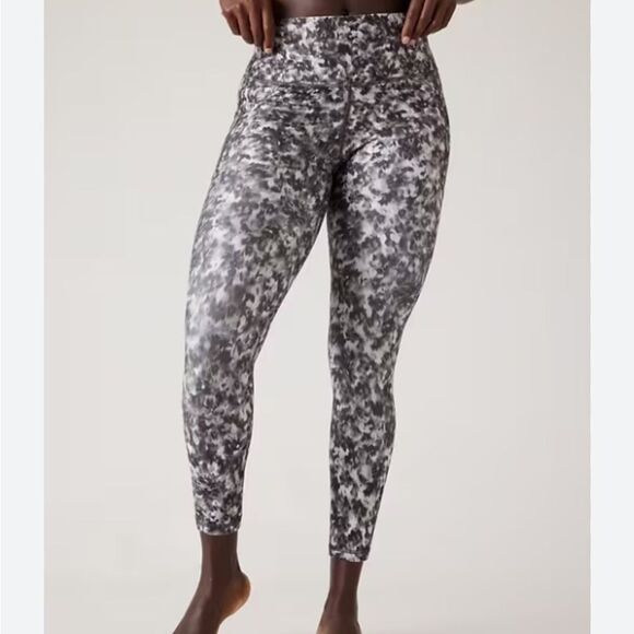 ATHLETA Salutation Stash 7/8 Tight Legging Size Small - Picture 3 of 10